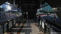 Hanya bus TransJakarta yang terlihat bisa melintas di area tersebut. Warga berlari, berjalan, ataupun bersepeda di area CFD. Sejumlah petugas Dinas Perhubungan DKI Jakarta pun berjaga di sekitar area CFD.