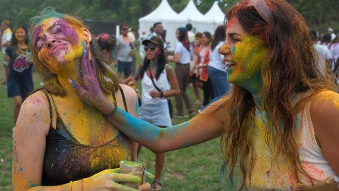 Semarak Warna-warni Perayaan Holi di Bali Sejumlah warga dan wisatawan saling melemparkan bubuk warna-warni saat perayaan Holi di Denpasar, Bali, Minggu (24/3/2024). Festival warna yang mengusung tema Gulal tersebut diselenggarakan Konsulat Jenderal India untuk menandai 75 tahun hubungan diplomatik India-Indonesia. ANTARA FOTO/Nyoman Hendra Wibowo/Spt.