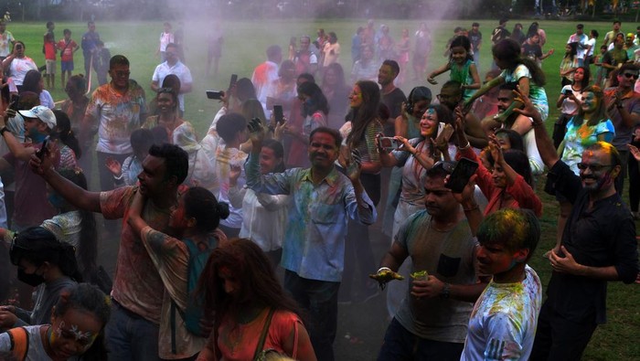 Semarak Warna-warni Perayaan Holi di Bali Sejumlah warga dan wisatawan saling melemparkan bubuk warna-warni saat perayaan Holi di Denpasar, Bali, Minggu (24/3/2024). Festival warna yang mengusung tema Gulal tersebut diselenggarakan Konsulat Jenderal India untuk menandai 75 tahun hubungan diplomatik India-Indonesia. ANTARA FOTO/Nyoman Hendra Wibowo/Spt.