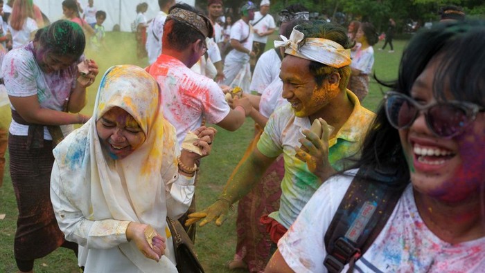 Sejumlah warga dan wisatawan saling melemparkan bubuk warna-warni saat perayaan Holi di Denpasar, Bali, Minggu (24/3/2024). Festival warna yang mengusung tema Gulal tersebut diselenggarakan Konsulat Jenderal India untuk menandai 75 tahun hubungan diplomatik India-Indonesia. ANTARA FOTO/Nyoman Hendra Wibowo/Spt.