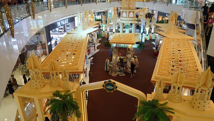 Lippo Mall Kemang, salah satu mal yang dikelola PT Lippo Malls Indonesia menghadirkan nuansa Ramadan yang mewah dengan balutan warna gold pada dekorasi Ramadan tahun ini dengan mengangkat tema “Majestic Moonlight Ramadan”. Tampilan dekorasi dapat dinikmati pengunjung di atrium utama Lippo Mall Kemang dengan arsitektur yang tampil megah dengan beberapa pilar yang ditampilkan menyatu dengan area Ramadan Bazar yang menampilkan pernak pernik kebutuhan menyambut hari raya Idul Fitri, mulai dari busana muslim, kue kering lebaran dengan berbagai macam rasa, hingga pernak pernik dekorasi rumah seperti karpet dan lain sebagainya.