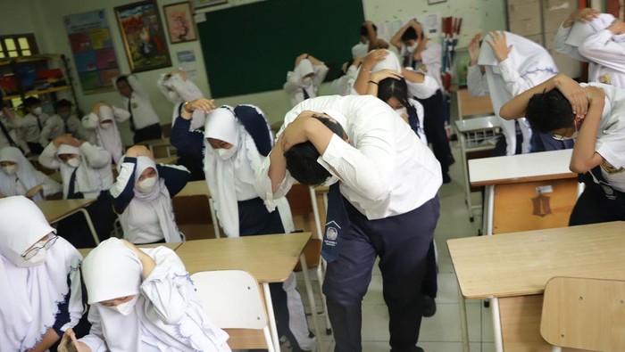 Simulasi gempa bumi yang dilakukan BPBD Surabaya.