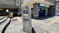 Stilasi ini terletak di Taman Braga atau depan gedung bank bjb, salah satu bank Badan Usaha Milik Daerah (BUMD). Di gedung ini, pada Oktober 1945 pejuang Bandung, Moeljono dan E Karmas merobek bendera Belanda. Namun sayang, bunga Patrakomala yang menjadi salah satu ciri khas Kota Bandung itu juga sudah hilang.