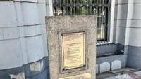 Sebuah stilasi tanpa bunga Patrakomala di atasnya, juga ada di gedung bertuliskan Niescomptomy, seberang Masjid Raya Bandung sebelah utara. Gedung ini digunakan sebagai markas resimen yang dibangun pada 1922. Konon, pada 13 Oktober 1945 para pemimpin TKR (Tentara Keamanan Rakyat) melakukan rapat yang dulu disebut Gedung NILMIJ ini.