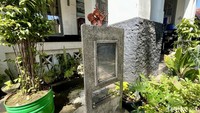 Stilasi ini berada tepat di dalam halaman sekolah dasar Asmi di Jalan Asmi, tak jauh dari Jalan Jembatan Baru. Kondisi tugunya pun masih apik terawat dengan bunga Patrakomala di atasnya. Dulu, bangunan ini digunakan sebagai markas pemuda pejuang PSINDO dan BBRI sebelum terjadinya peristiwa Bandung Lautan Api, serta lokasi pengungsian.
