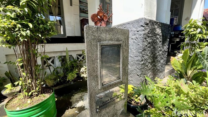 Stilasi Bandung Lautan Api. Stilasi Bandung Lautan Api.