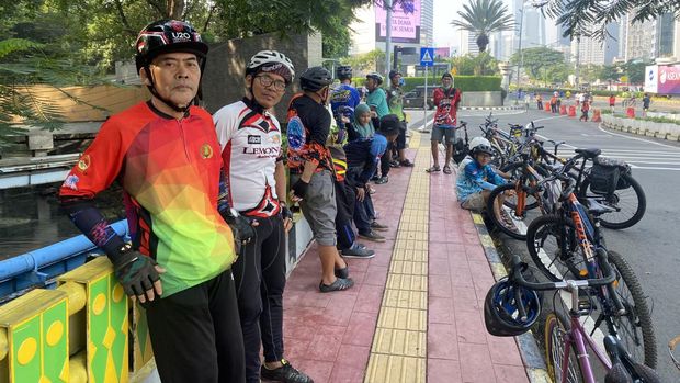 Suasana hari bebas kendaraan bermotor (HBKB) atau Car Free Day (CFD) di Bundaran HI, Jakarta, Minggu (24/3/2024).