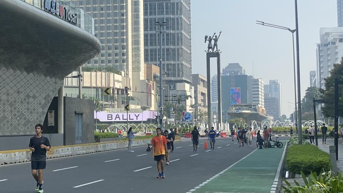 Suasana hari bebas kendaraan bermotor (HBKB) atau Car Free Day (CFD) di Bundaran HI, Jakarta, Minggu (24/3/2024).