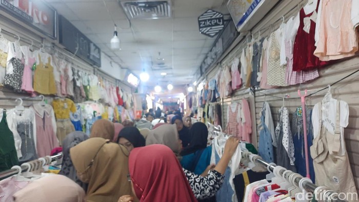 Suasana pasar Tanah Abang, Jakpus, Minggu (24/3/2024).