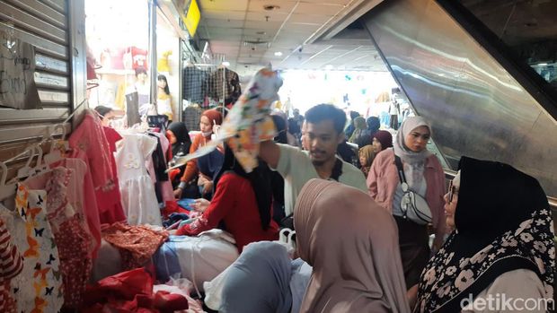 Suasana pasar Tanah Abang, Jakpus, Minggu (24/3/2024).