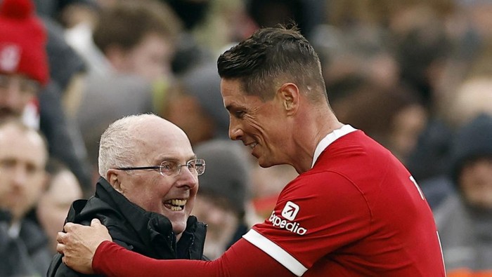 Soccer Football - Friendly Match - Liverpool Legends v Ajax Legends - Anfield, Liverpool, Britain - March 23, 2024 Liverpool Legends Fernando Torres with Liverpool Legends manager Sven-Goran Eriksson after being substituted off Action Images via Reuters/Jason Cairnduff