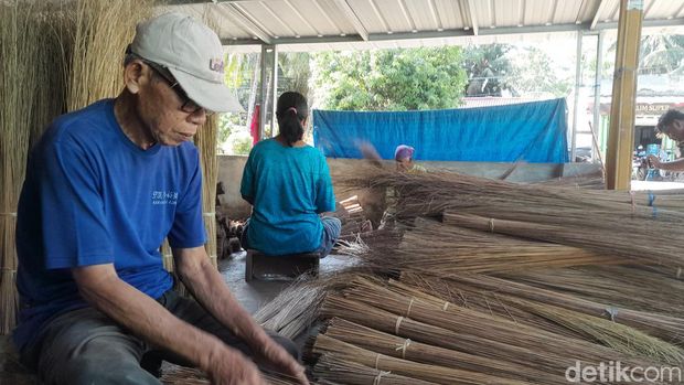 Tempat produksi sapu lidi milik Suryadi di Pangandaran