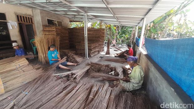 Tempat produksi sapu lidi milik Suryadi di Pangandaran