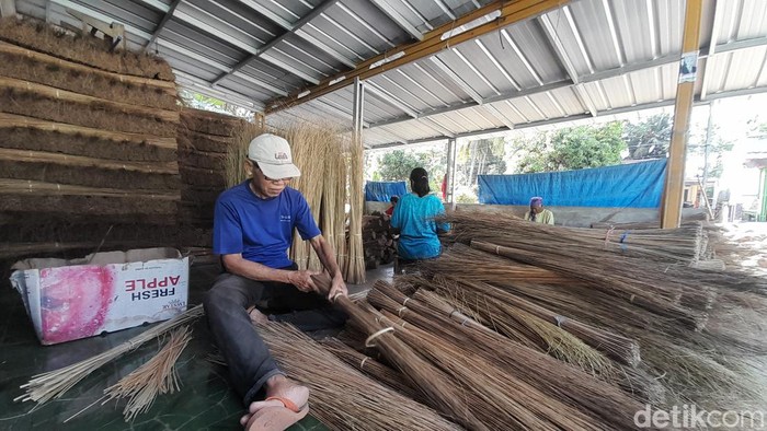 Tempat produksi sapu lidi milik Suryadi di Pangandaran