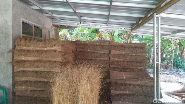 Tempat produksi sapu lidi milik Suryadi di Pangandaran