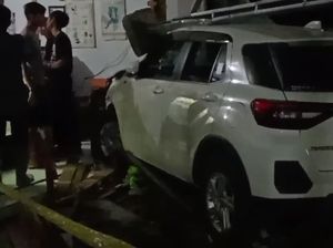 Ugal-ugalan, Toyota Raize Tabrak Motor hingga Toko di Indramayu