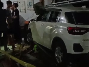 Ugal-ugalan, Toyota Raize Tabrak Motor hingga Toko di Indramayu