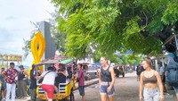 Wisatawan mancanegara di Gili Trawangan.