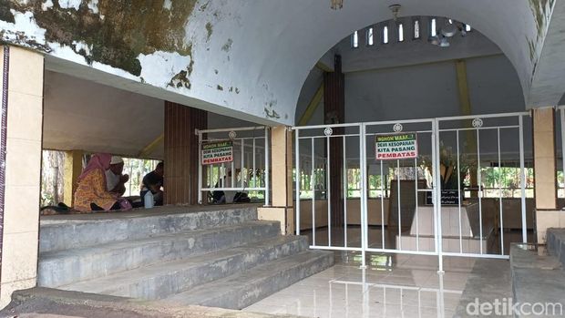 Umat Islam berziarah ke makam Mbah Semendi di Winongan.