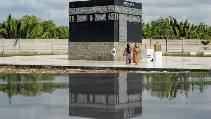 Foto udara Masjid Syaikh Utsman di Tungkal Ilir, Tanjung Jabung Barat, Jambi, Minggu (24/3/2024). Masjid yang secara resmi mulai digunakan pada Februari 2021 itu menjadi salah satu tempat wisata religi di daerah itu. ANTARA FOTO/Wahdi Septiawan/Spt.