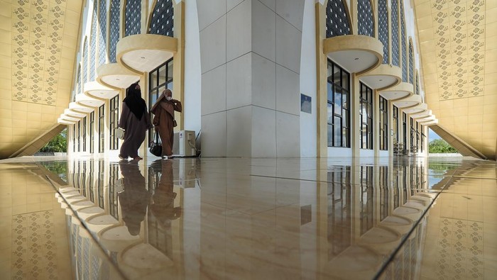Foto udara Masjid Syaikh Utsman di Tungkal Ilir, Tanjung Jabung Barat, Jambi, Minggu (24/3/2024). Masjid yang secara resmi mulai digunakan pada Februari 2021 itu menjadi salah satu tempat wisata religi di daerah itu. ANTARA FOTO/Wahdi Septiawan/Spt.