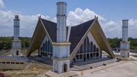Foto udara Masjid Syaikh Utsman di Tungkal Ilir, Tanjung Jabung Barat, Jambi, Minggu (24/3/2024). 