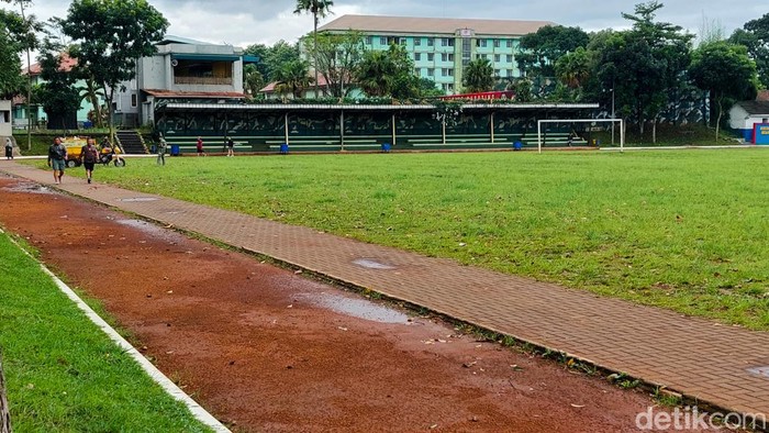 Warga berolahraga santai di jogging track Lapangan Arhanud, Kota Cimahi