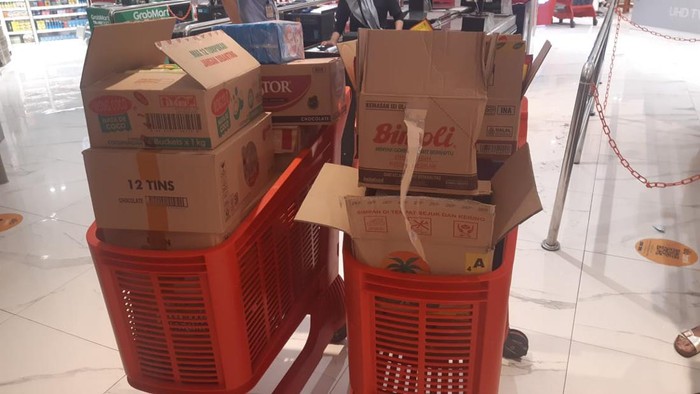 Warga Ini Borong Snack di Transmart Full Day Sale buat Berbagi