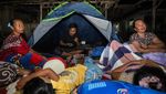 Warga Korban Gempa Bawean Mengungsi di Halaman Rumah