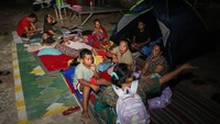 Warga mengungsi di halaman rumahnya pascagempa di Sangkapura, Pulau Bawean, Gresik, Jawa Timur, Sabtu (23/3/2024). 