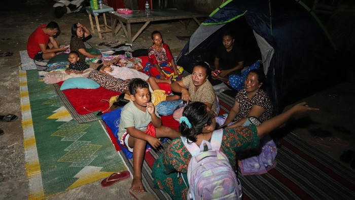 Warga mengungsi di halaman rumahnya pascagempa di Sangkapura, Pulau Bawean, Gresik, Jawa Timur, Sabtu (23/3/2024). Sebagian warga korban gempa bumi memilih mengungsi di halaman rumah mereka untuk mengantisipasi terjadinya gempa susulan. ANTARA FOTO/Rizal Hanafi/rwa.