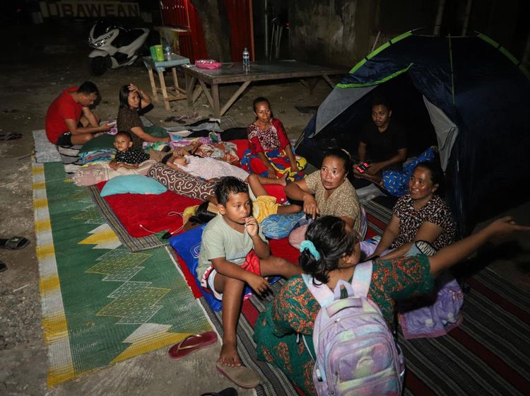 Warga Korban Gempa Bawean Mengungsi di Halaman Rumah