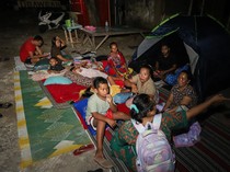 Warga Korban Gempa Bawean Mengungsi di Halaman Rumah