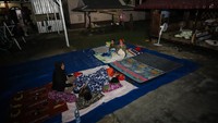 Sebagian warga korban gempa bumi memilih mengungsi di halaman rumah mereka untuk mengantisipasi terjadinya gempa susulan.