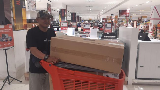 Warga Pamulang Ini Happy, Beli AC Hemat Rp 900 Ribu di Transmart Full Day Sale