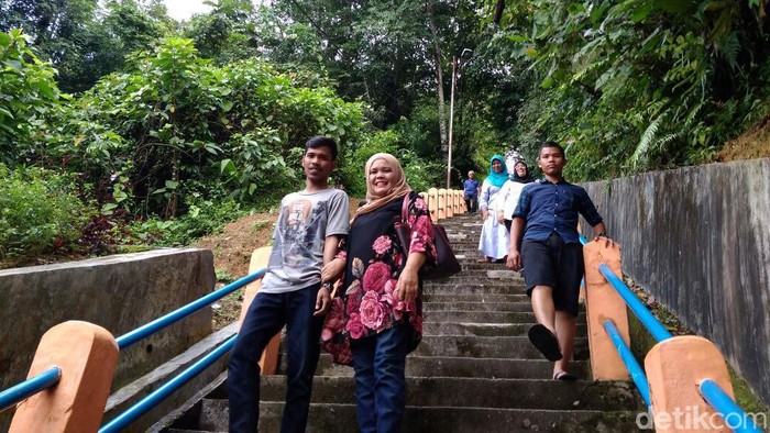 Warga saat menuruni anak tangga di Tangga Seratus, Sibolga (Nizar Aldi/detikSumut)
