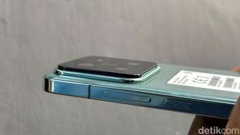 Tampak samping kanan ada tombol volume dan power. Foto: Agus Tri Haryanto/detikINET