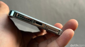 Pada bagian bawah terdapat speaker, port USB type C, mikrofon, dan slot SIM card. Foto: Agus Tri Haryanto/detikINET