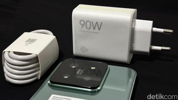 Xiaomi 14 mendukung fast charging 90 Watt. Foto: Agus Tri Haryanto/detikINET