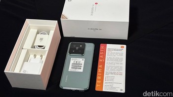 Setiap pembelian Xiaomi 14 akan disertai kabel data USB type C dan adaptor. Foto: Agus Tri Haryanto/detikINET