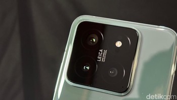 Melihat dari dekat Xiaomi 14 yang sudah didukung kamera lensa Leica Summilux. Foto: Agus Tri Haryanto/detikINET
