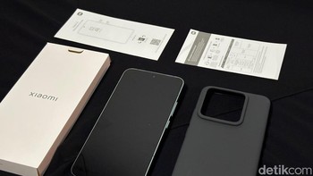 Ada pula casing berbahan silicon, panduan, SIM injector, dan kartu garansi resmi Xiaomi Indonesia. Foto: Agus Tri Haryanto/detikINET