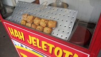 Jajan tahu pedas yang bersih dan enak bisa di Tahu Pedas Hah Jeletot Bu Fatma yang ada di Pasar Kecapi, Jatirahayu, Bekasi. Harganya Rp 3 ribu per buah dan disajikan dalam kondisi hangat. Foto: Tahu Pedas Hah Jeletot Bu Fatma via Google Image