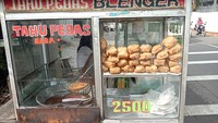 Tahu Pedas Blenger Pak Yadi menawarkan tahu pedas enak seharga sekitar Rp 2.500 per buah. Di sini tahu juga dijajakan bersama jeruk peras yang segar. Alamat lengkapnya di Jl. Rawajati Timur No.12-15 7. Foto: Gamers Perdana via Google Image