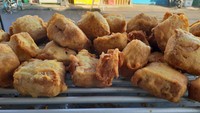 Menawarkan gehu pedas ala Bandung, di Jl. Kramat Sentiong No.22-14 ada Tahu Pedas Hot Jelletot yang jadi favorit. Tekstur tahu dan rasa pedasnya disebut nikmat dengan harga lebih murah. Foto: Tahu Pedas Hot Jelletot via Google Image