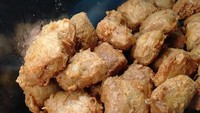 Tahu pedas gerobakan banyak dijajakan di Jakarta, termasuk di Jl. Sumur Batu Raya No.6, Jakarta Pusat. Gerobak Tahu Pedas Barokah bisa disambangi kalau mau ngemil tahu pedas yang enak. Foto: Yudi Zachrumi via Google Image
