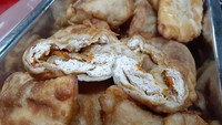 Di Cikini, Tahu Pedas Hot Jeletot ada di Jl. Kali Pasir No.4. Tahu pedasnya digoreng hangat-hangat sebelum disajikan. Ada juga cireng pedasnya yang sayang dilewatkan. Foto: Ade Dewi Hastuti via Google Image