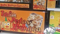 Di Jalan Bangka II C, Jakarta Selatan, ada Tahu Pedas Bangka yang menunya terkenal enak. Tekstur tahunya garing di luar dengan rasa pedas yang pas. Selain rasa original, ada rasa jamur hingga ati ampela. Harganya Rp 2.500 per buah. Foto: Hendro Wibisono via Google Image