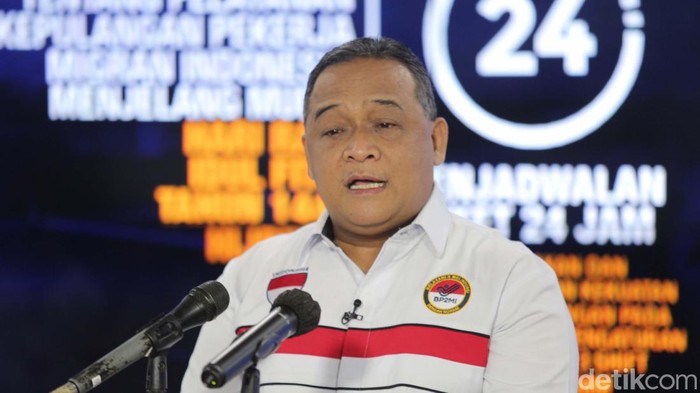 Kepala BP2MI Benny Rhamdani memberikan keterangan pers di Kantor BP2MI, Jakarta. Sebanyak 9150 PMI akan kembali ke tanah air saat masa mudik Lebaran 2024.