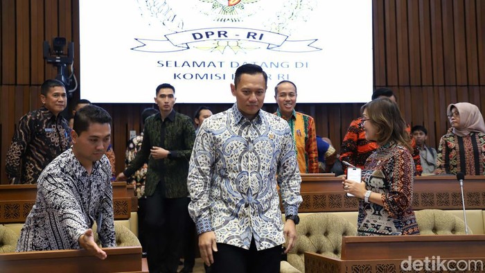 Menteri ATR/BPN, Agus Harimurti Yudhoyono (AHY) ikuti Raker dengan Komisi II DPR RI. AHY menyinggung anggarannya diblokir oleh Menteri Keuangan.